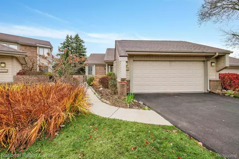 29214 W Chanticleer Dr, Southfield, MI 48034