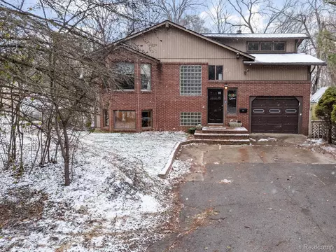 65 Oak Plc Pl, White Lake, MI 48386