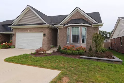 25931 King Rd, Brownstown, MI 48174