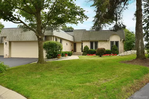 5132 Woodlands Ln, Bloomfield Hills, MI 48302