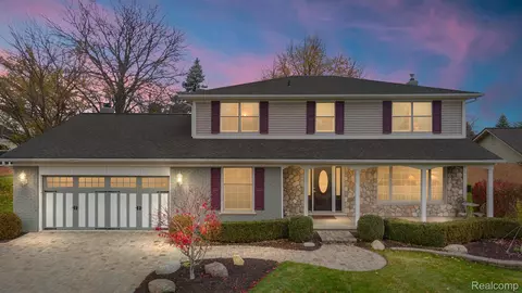 682 Heritage Ln S, Rochester Hills, MI 48309