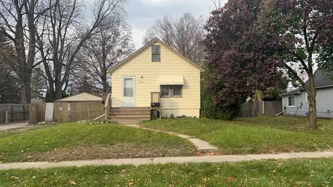 25512 Yale St, Dearborn Heights, MI 48125