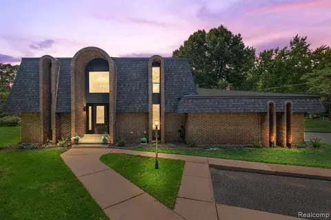 1059 Christian Hills Dr, Rochester Hills, MI 48309