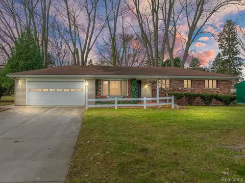37925 Pineridge St, Harrison, MI 48045