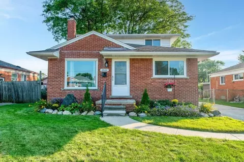 23124 Beverly St, Saint Clair Shores, MI 48082