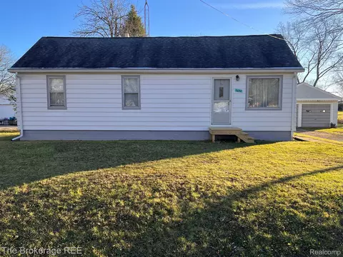 6054 Bellingham, Burton, MI 48519