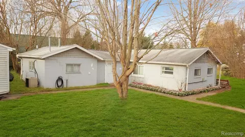 3089 Ponemah Dr, Fenton, MI 48430
