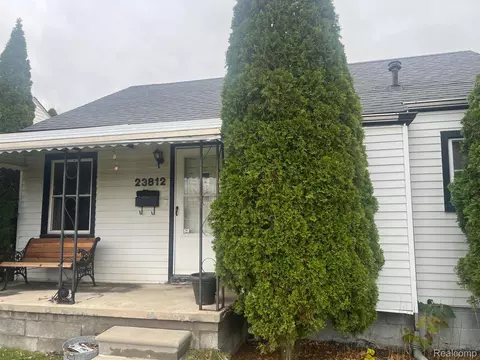 23812 Lexington Ave, Eastpointe, MI 48021