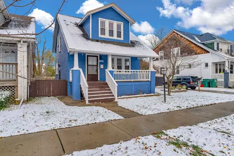 1355 Wayburn St, Grosse Pointe Park, MI 48230