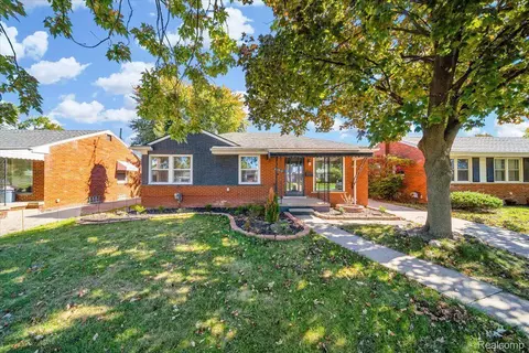 28910 Groveland St, Roseville, MI 48066
