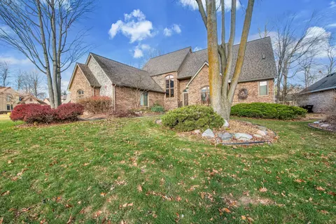 50414 Hunters Creek Trl, Shelby Township, MI 48317