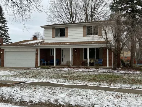 4706 Chapel Dr, Troy, MI 48085