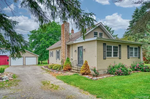 8953 Oak Grove Rd, Howell, MI 48855