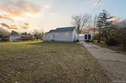 3162 Mcgregor St, Grand Blanc, MI 48439