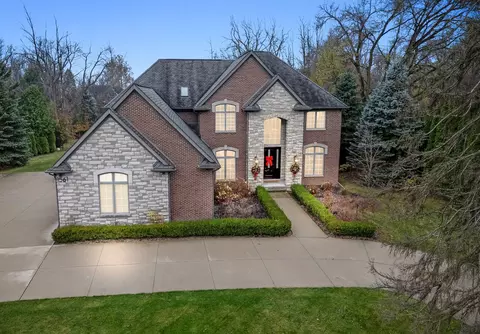 1561 Bataan Dr, Bloomfield Township, MI 48302