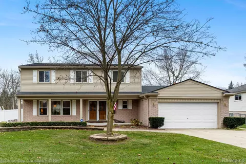 2250 Cumberland Dr, Troy, MI 48085