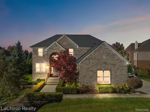 321 Knorrwood Dr, Oakland, MI 48306