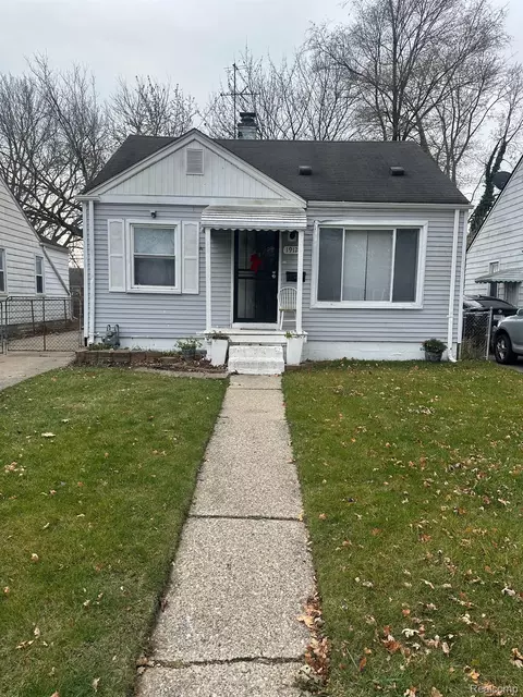 19128 Woodside St, Harper Woods, MI 48225