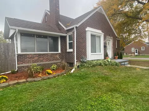 19912 Elkhart St, Harper Woods, MI 48225