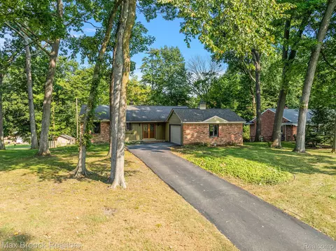 1496 Rochingham Dr, Rochester Hills, MI 48309