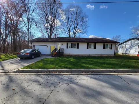275 Oriole St, Lapeer, MI 48446