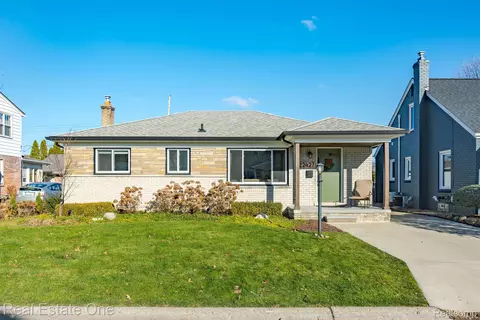 22427 Pointe Dr, Saint Clair Shores, MI 48081