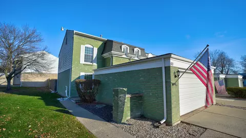 60 Stratford Ln, Rochester Hills, MI 48309