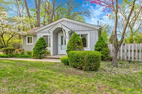 28940 Broadmoor St, Livonia, MI 48154