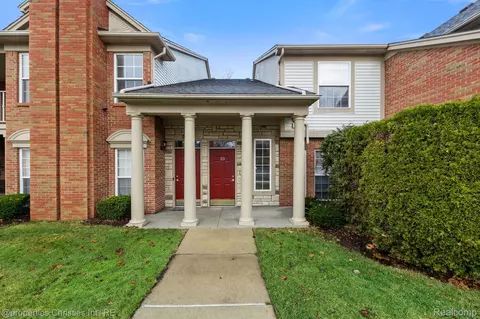33 N Squirrel Rd 12 2 Rd #12, Auburn Hills, MI 48326