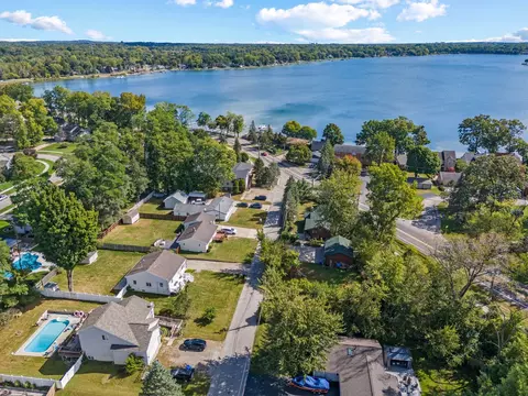 5414 Lake Vista Dr, Waterford, MI 48327