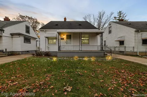 19374 Beaconsfield St, Harper Woods, MI 48225