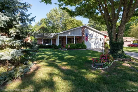 43964 Somerset Sq, Canton, MI 48187
