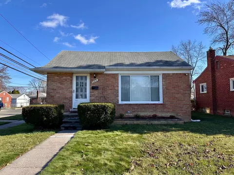 586 Helen St, Garden City, MI 48135