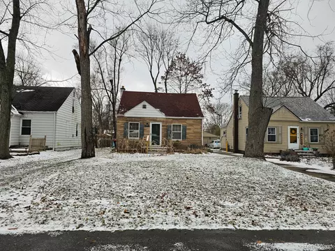 22077 Poinciana St, Southfield, MI 48033