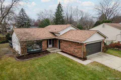 2868 Winter Dr, Troy, MI 48083