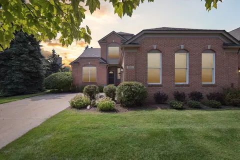 1393 Copper Cir, Rochester, MI 48306