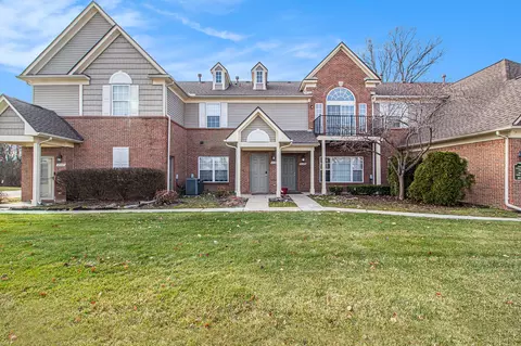 27261 Hidden Oaks Dr, Brownstown, MI 48183