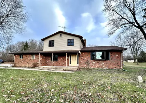 14089 Iroquois Woods Dr, Fenton, MI 48430