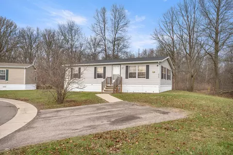 29500 Pine Dr, Flat Rock, MI 48134