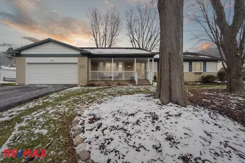 23582 E Newell Cir, Farmington Hills, MI 48336