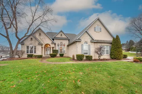 4308 Fountain View Crt Ct, Fenton, MI 48430