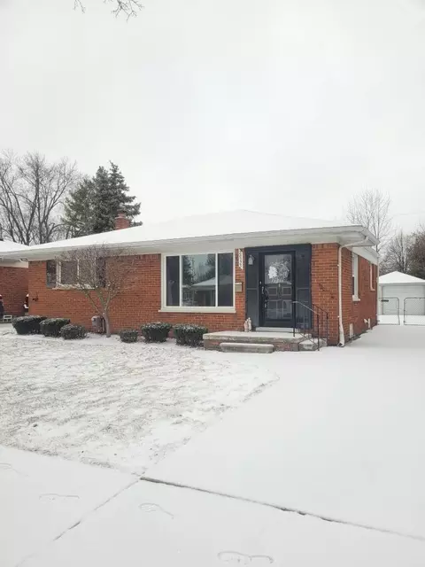 26325 Princeton St, Saint Clair Shores, MI 48081