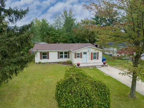 409 Lakeview St, Holly, MI 48442