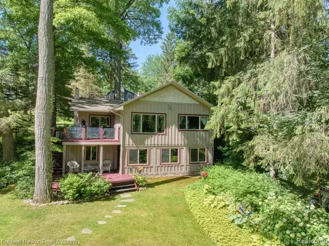 4998 S Lake Dr, Lyndon, MI 48118