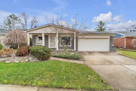 15102 Maplewood Ln, Plymouth, MI 48170