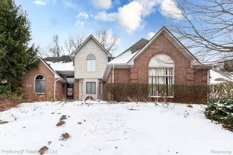 9829 Forest Ridge Dr, Springfield, MI 48348