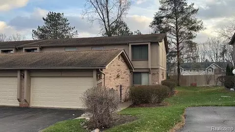 31470 Hunters Circle Dr, Farmington Hills, MI 48334