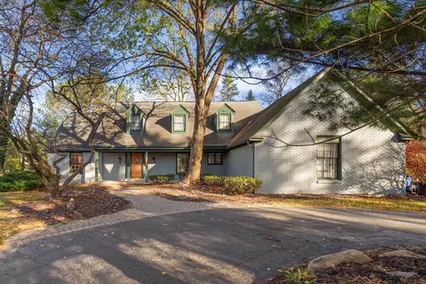 1896 W Bend Dr, Bloomfield Township, MI 48302