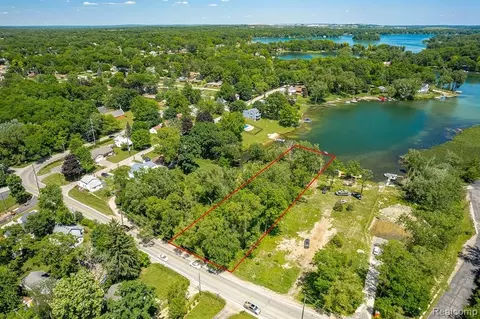 3404 Clintonville Rd, Waterford, MI 48329