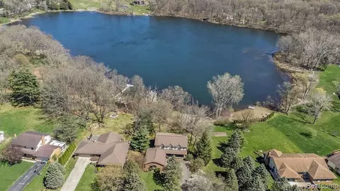 1373 Osborn Lake Dr, Brighton, MI 48114